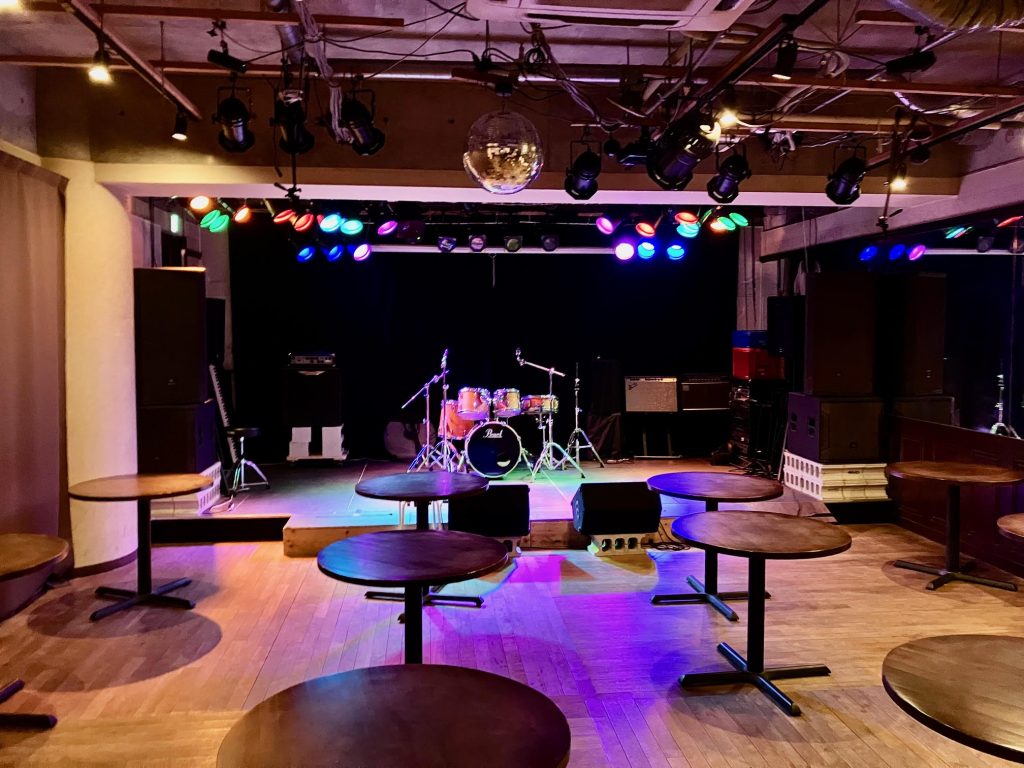 THIRD STONE福島店の客席から見たステージ