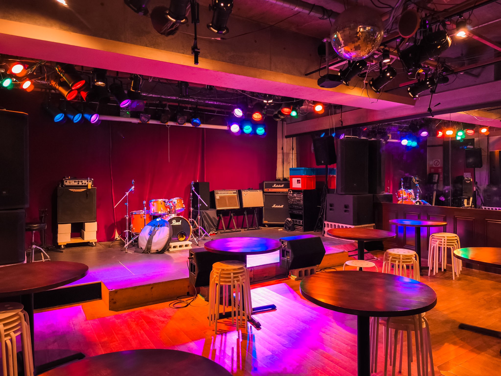 THIRD STONE福島店のステージとフロア